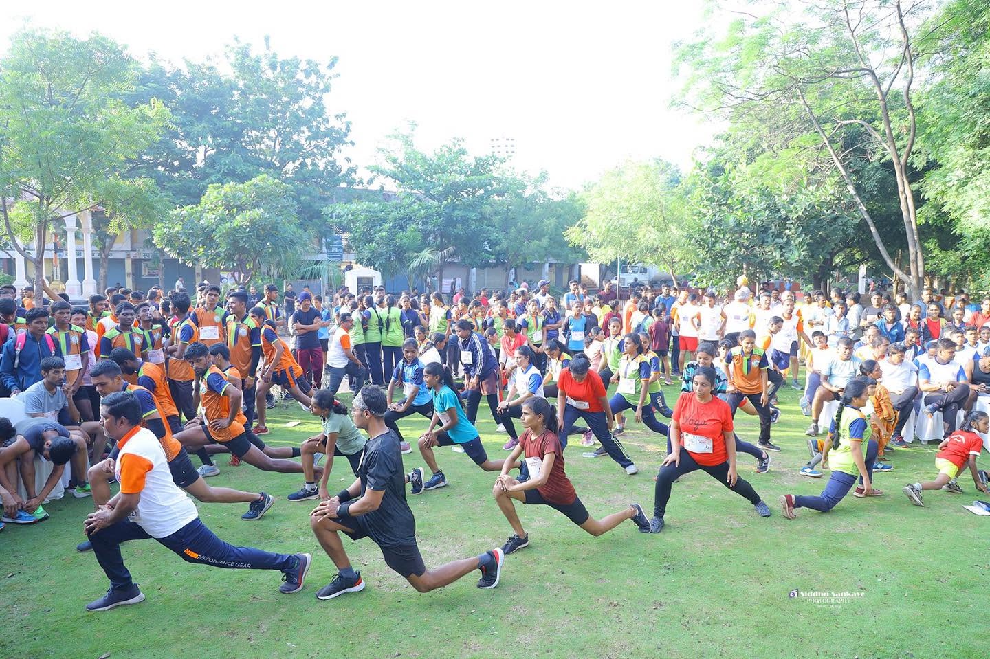 Twilight run showing runners in matching yellow and black jerseys